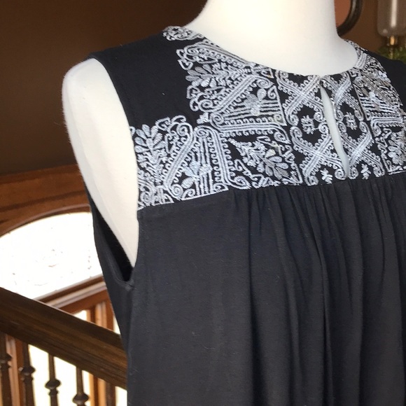 Beautiful sleeveless blouse - Picture 3 of 6